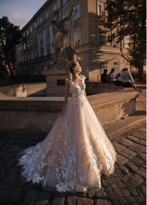 Ivory Lace Tulle Keyhole Back Corset Wedding Dress